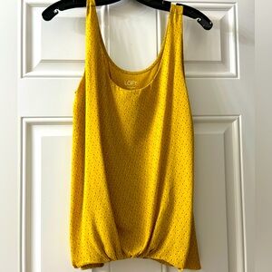 Ann Taylor gold patterned tank with pretty white flower print 🤍